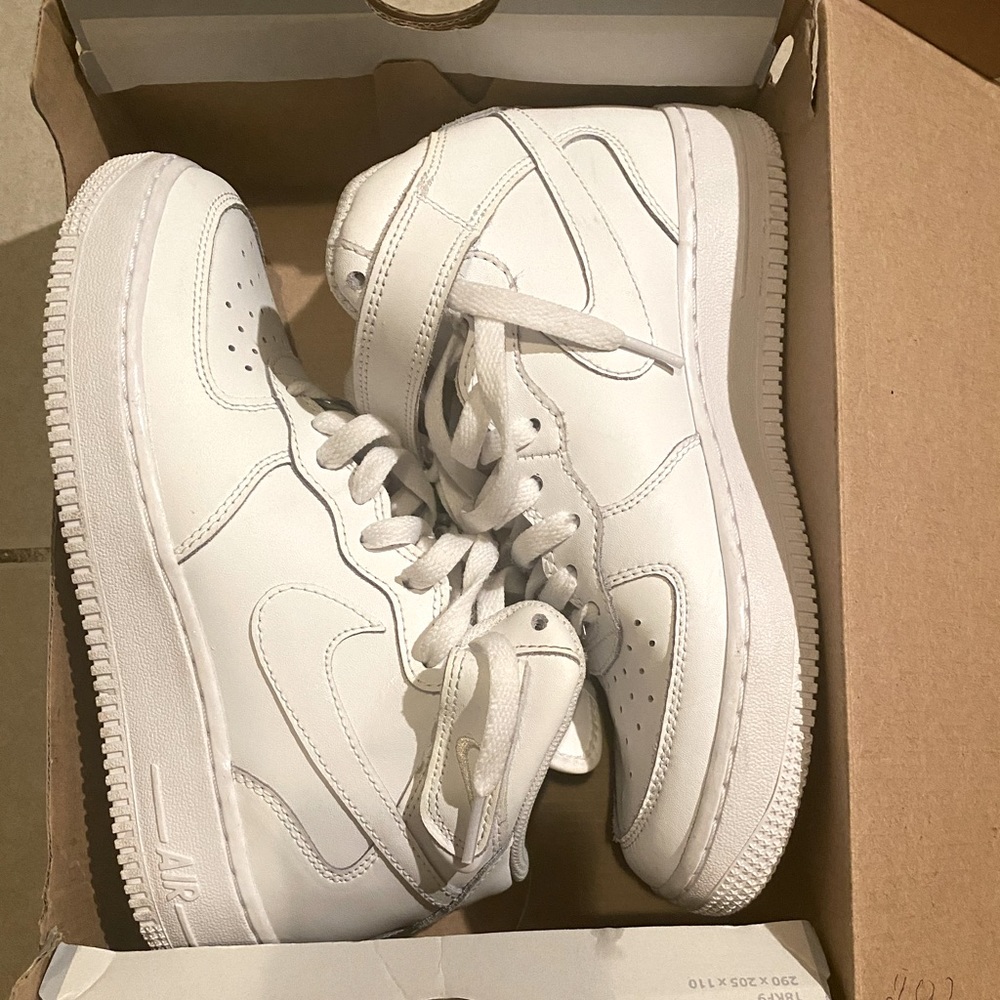 Nike Air Force 1 Mid.